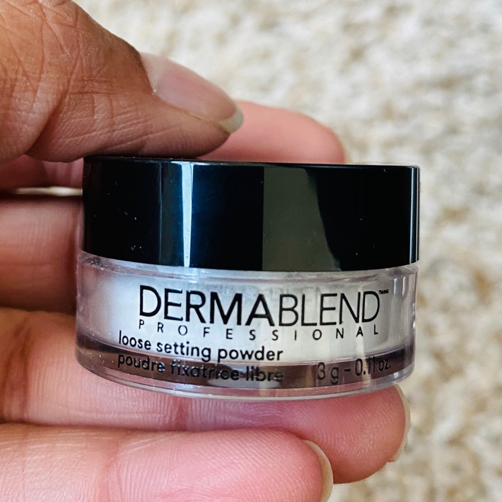 ☘️3/$25☘️ Dermablend Mini Loose Setting Powder - Picture 3 of 5